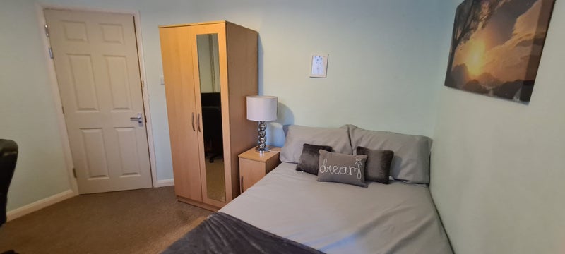 Photo 9: Typically furnished room
