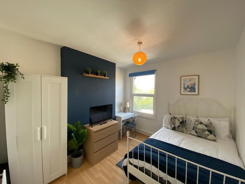 'Amazing Room in Ealing' Room to Rent from SpareRoom