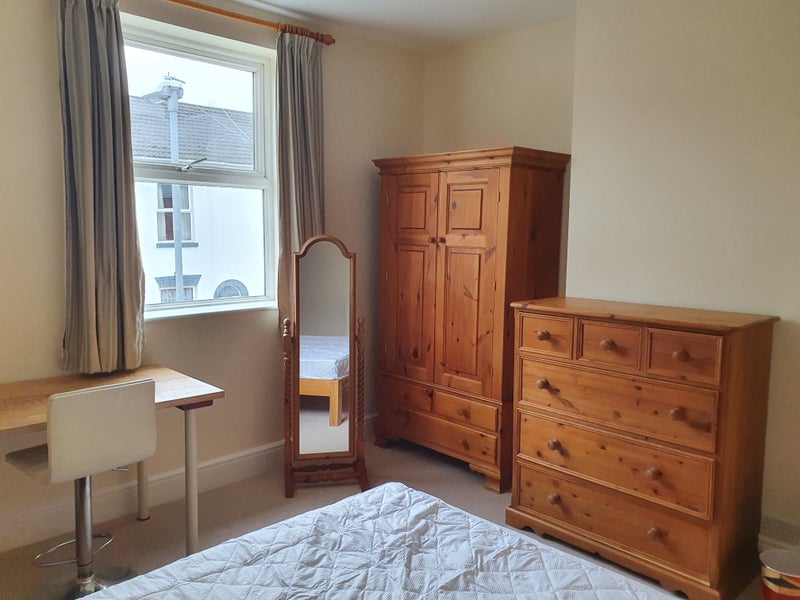 Photo 1: Bedroom