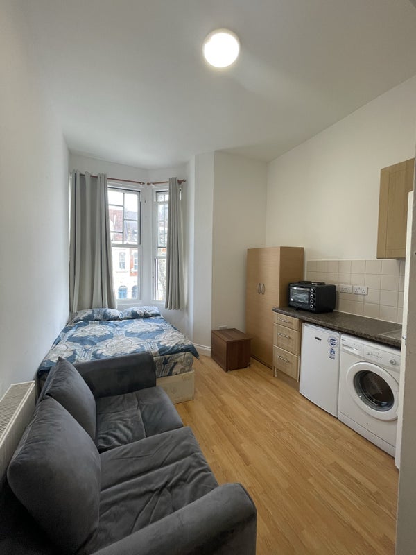 'A studio in Kilburn ' Room to Rent from SpareRoom
