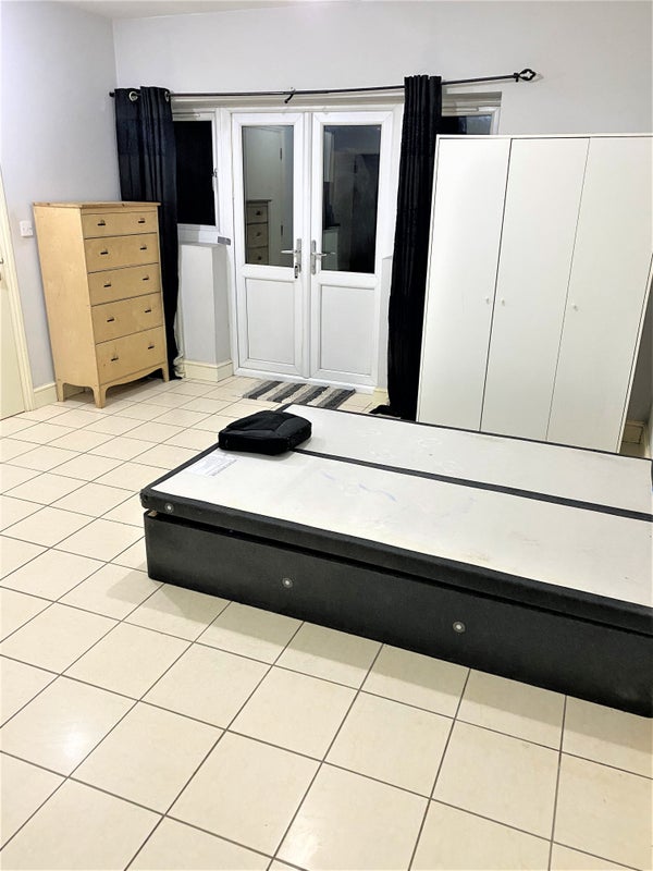 'Large Bedsit Studio £1050 Pcm' Room to Rent from SpareRoom