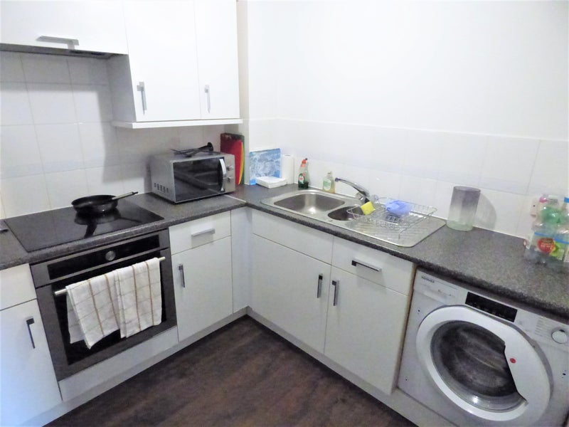 'Luxury 2 bed, 2 bath, Parking, Balcony, Gants Hill' Room to Rent from