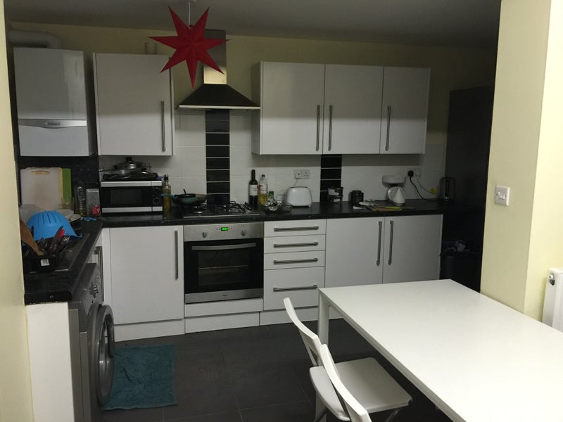 Photo 1: Kitchen 