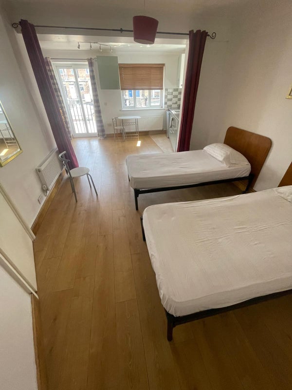 'Now Available 1 Bedroom Flat In East Acton...!!!' Room to Rent from