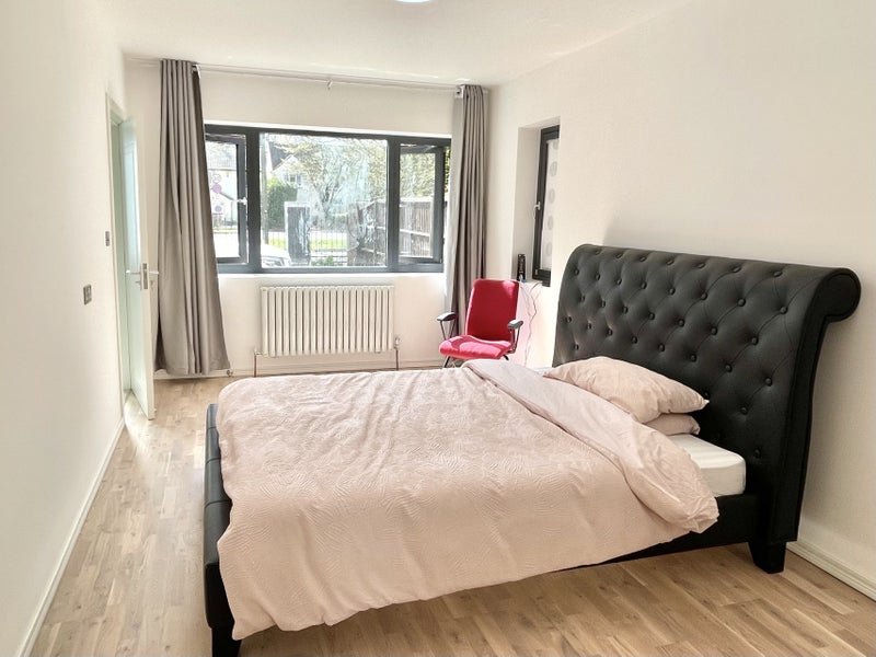 Photo 1: Ground Floor Ensuite Room 