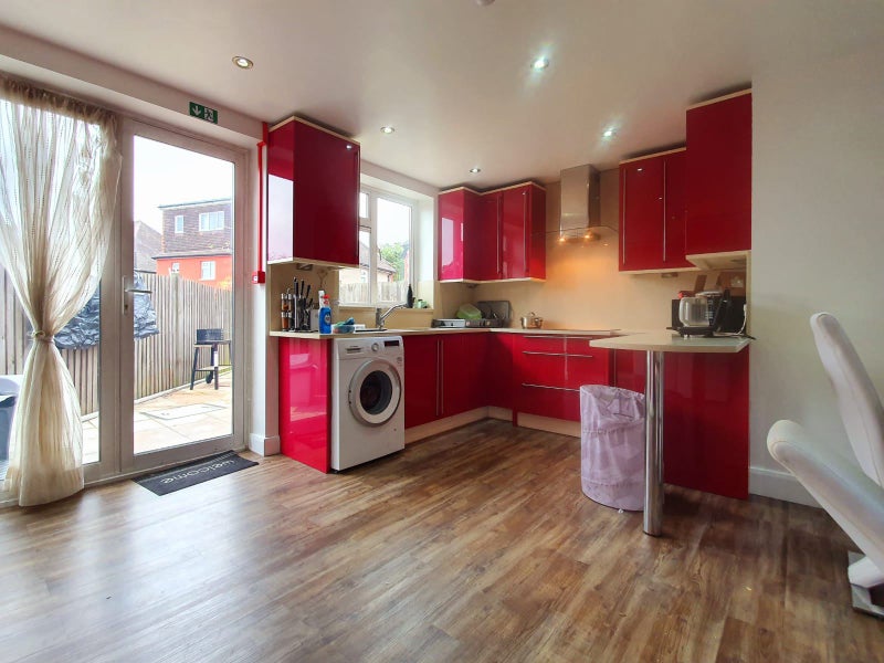 'Spacious & Modern room in Alperton, Wembley' Room to Rent from SpareRoom