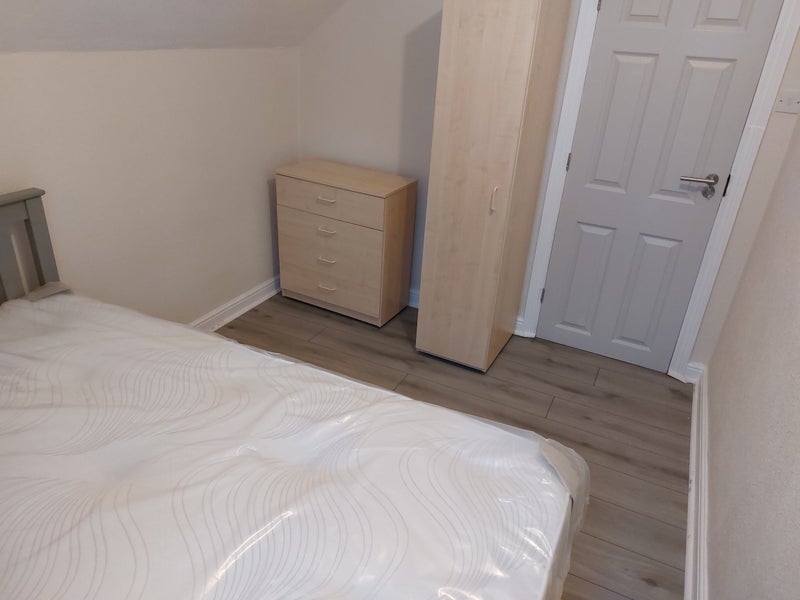 Photo 5: ROOM 6