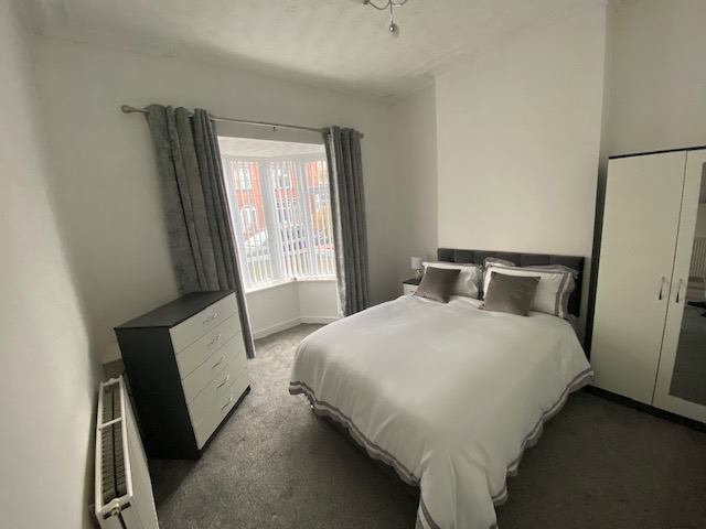 Photo 1: Large luxury double bedroom Room 1