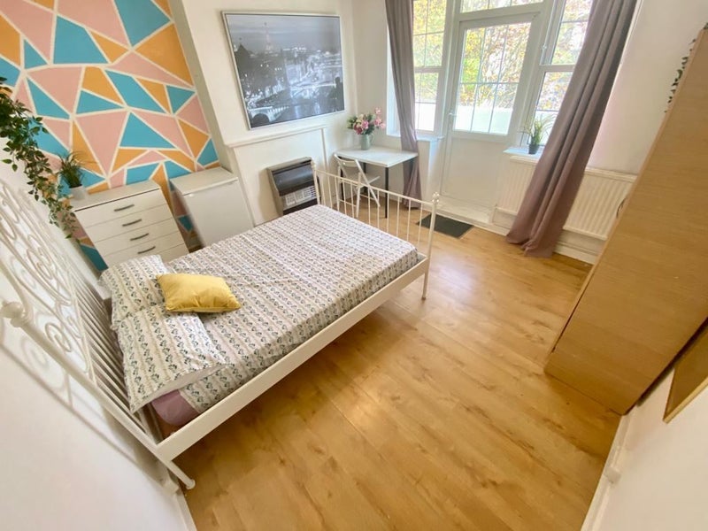 'Master Room in Camberwell NO hidden fees.' Room to Rent from SpareRoom