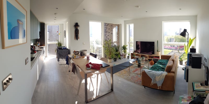 Photo 1: Living room/ kitchen