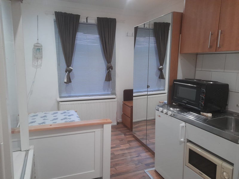 'Studio FlatDSS Accepted No Upfront Rent /Deposit' Room to Rent from