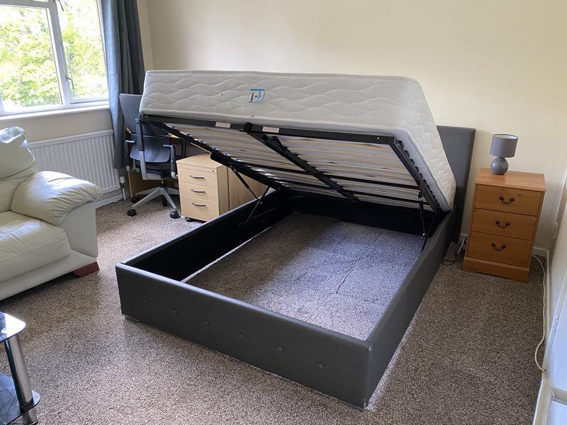 Photo 1: Bedroom