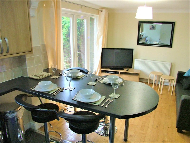 Photo 1: Sociable Lounge/Diner