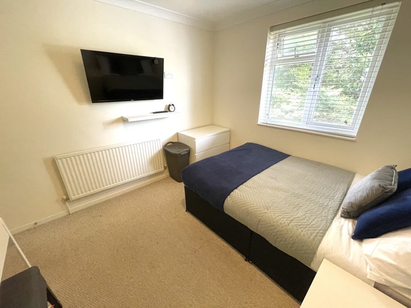'Professional House Share' Room to Rent from SpareRoom