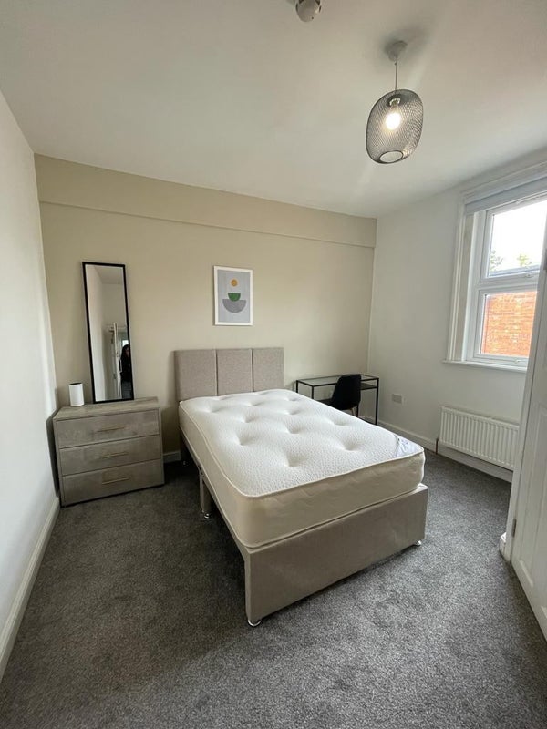 '* double room with ENSUITE available *' Room to Rent from SpareRoom