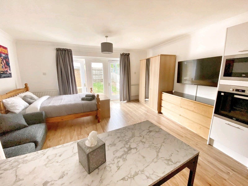 'Large Studio, garden , bills included' Room to Rent from SpareRoom
