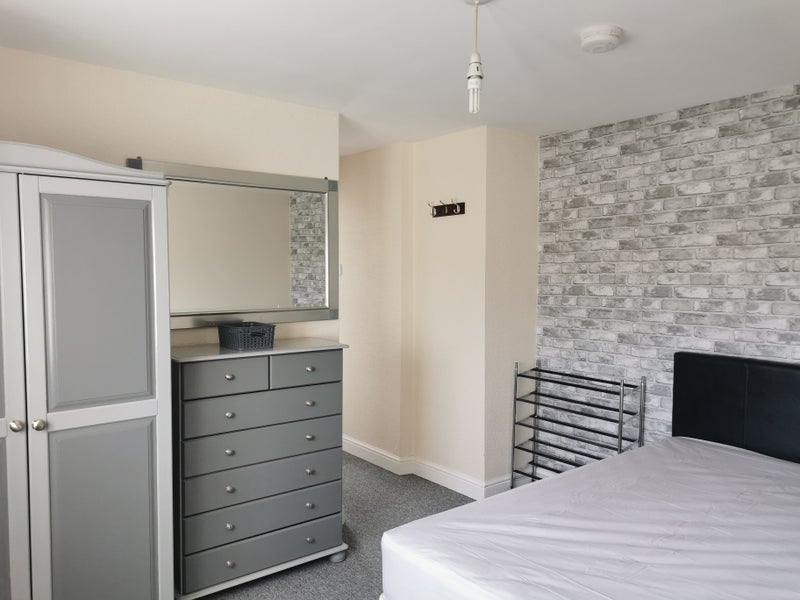 Photo 1: Room 2