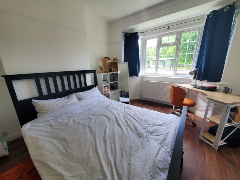 'Sunny Double Room in 2 bed Thames Ditton Flat' Room to Rent from SpareRoom