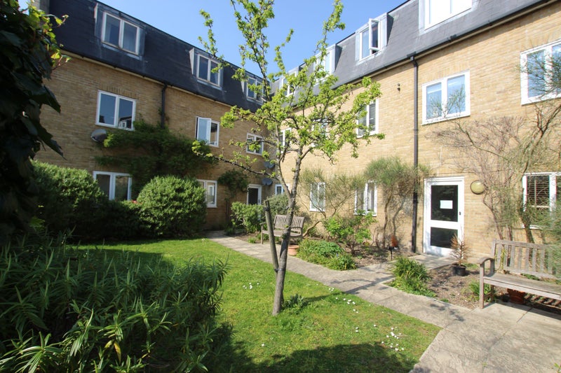 'Three Double Bedroom Flat with EnSuite E1' Room to Rent from SpareRoom