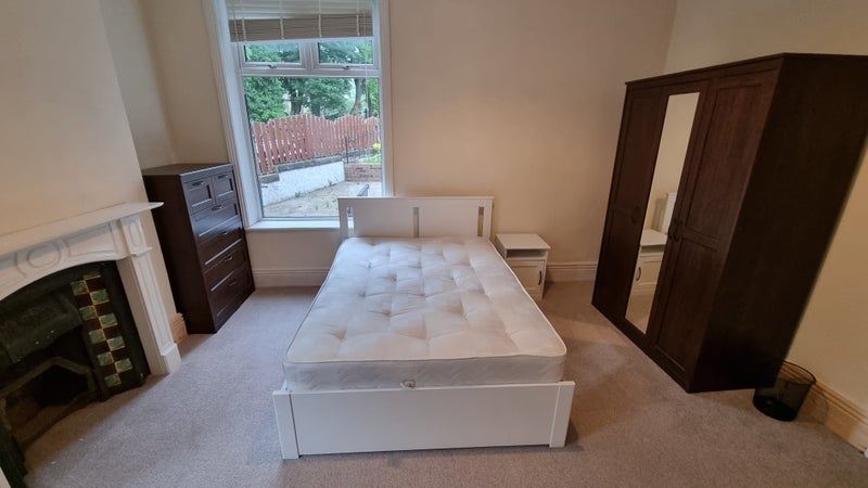 Photo 1: Bedroom