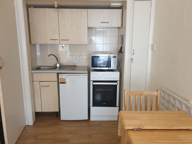 'Twin/Double Studio Flat Willesden Green Zone 2' Room to Rent from