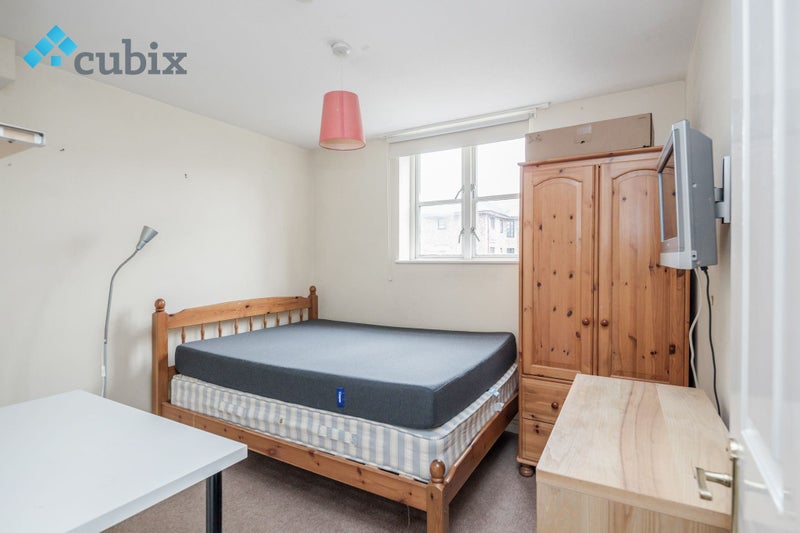 'Large 6 bedroom apartment in Surrey Quays' Room to Rent from SpareRoom