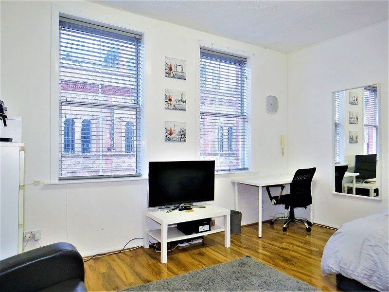 'Including bills studio flat near Liverpool Street ' Room to Rent from