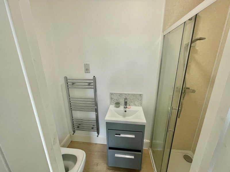 'Large Studio Flat in Catford' Room to Rent from SpareRoom