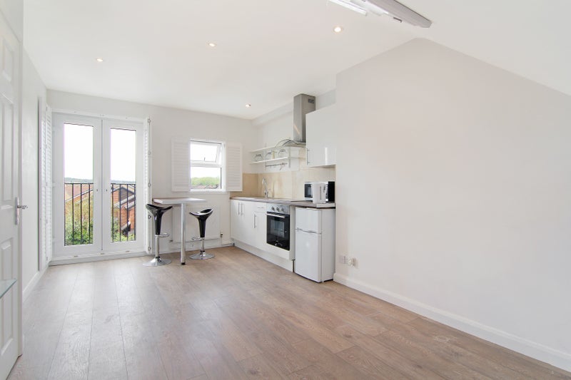 'Unique Studio flat in Croydon with Bills Included ' Room to Rent from