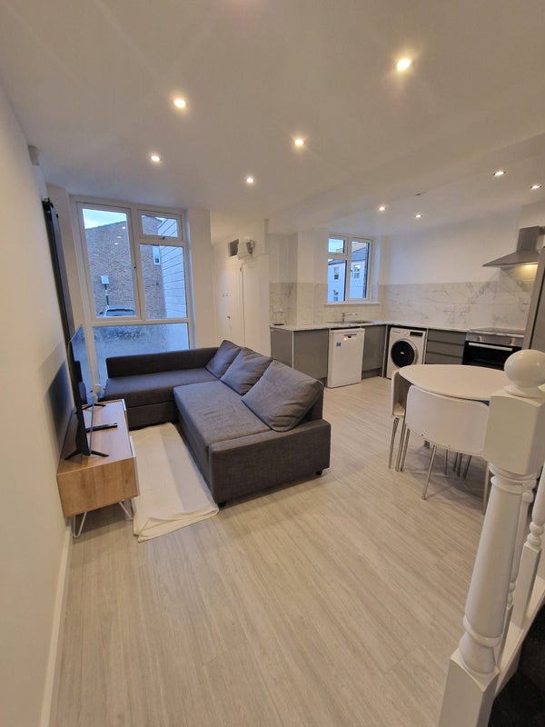 'Extensively renovated 4 bed in the heart of Balham' Room to Rent from