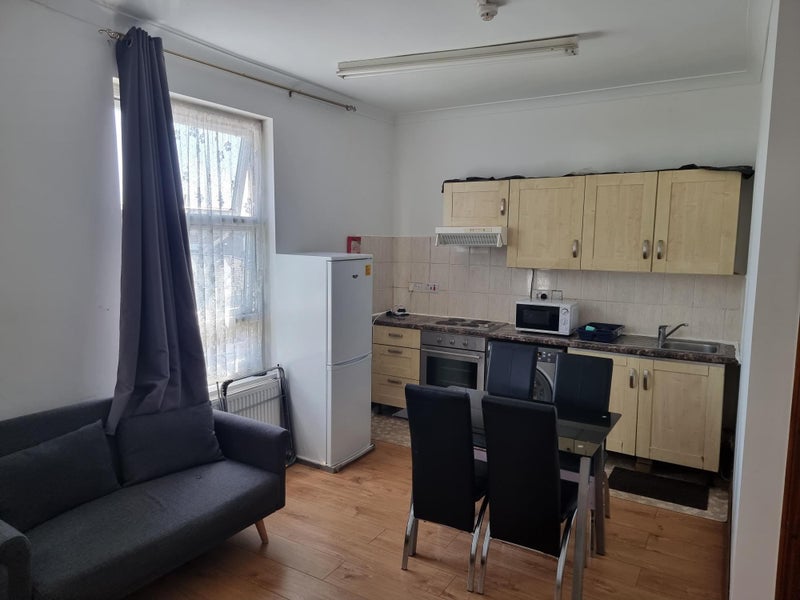 'Large Studio Flat *** Central Hounslow *** TW3 ***' Room to Rent from