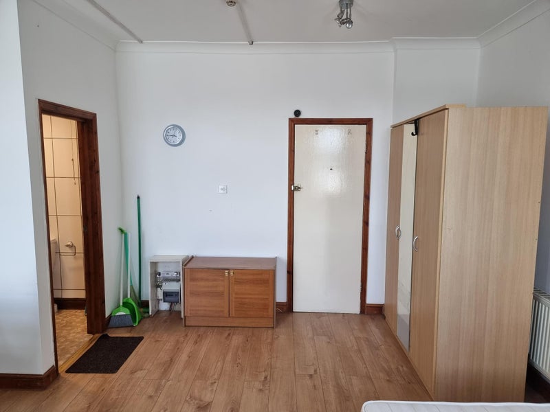 'Large Studio Flat *** Central Hounslow *** TW3 ***' Room to Rent from