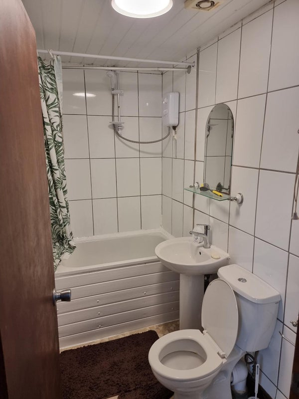 'Large Studio Flat *** Central Hounslow *** TW3 ***' Room to Rent from