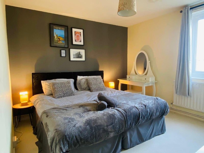 'Rooms near Queen Elizabeth Hospital Available' Room to Rent from SpareRoom