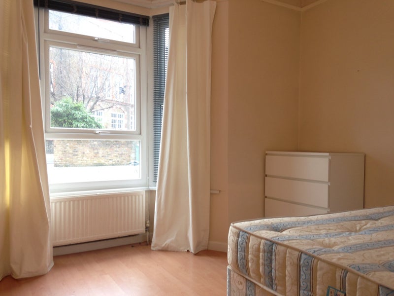 '095YHammersmithModern Double Studio Flat' Room to Rent from SpareRoom