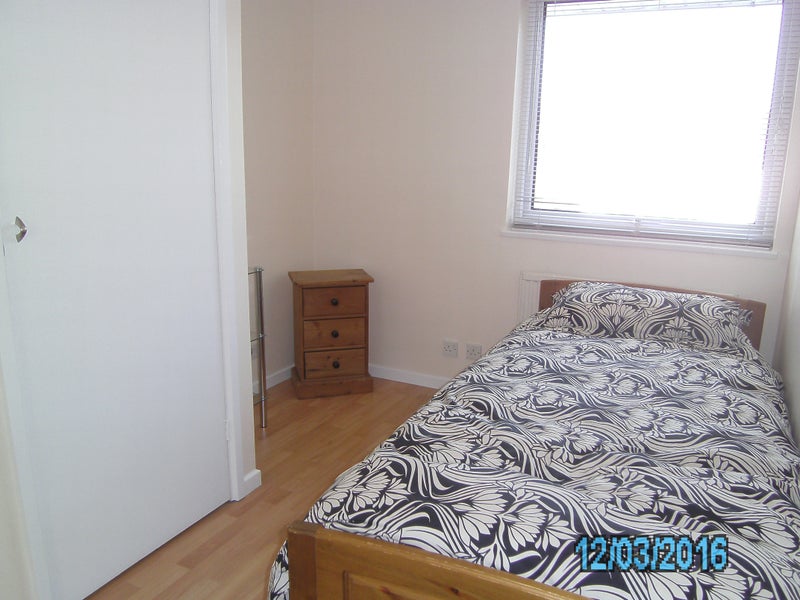 ' Single Room With Study Area Bracknell RG12 ' Room to Rent from