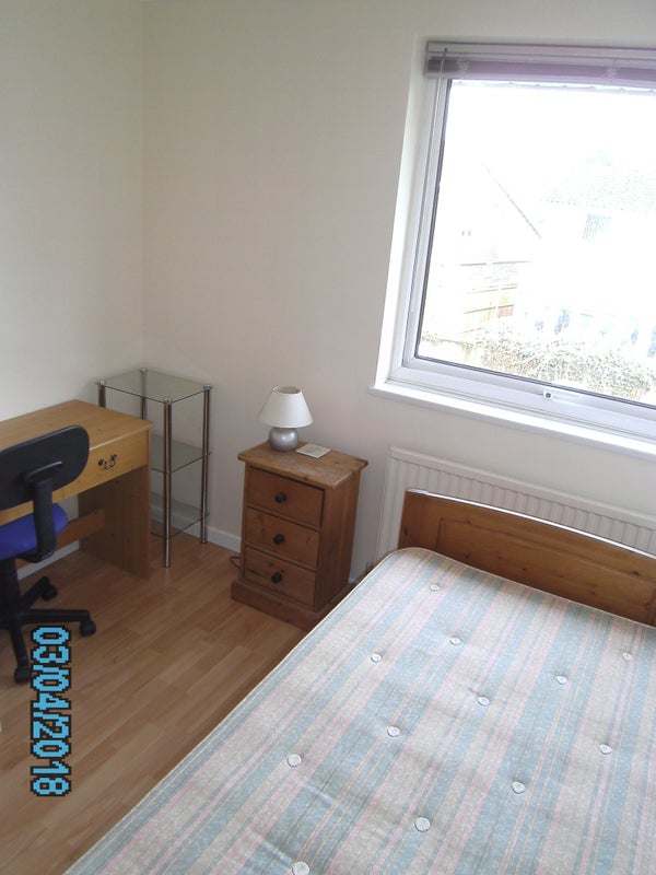 ' Single Room With Study Area Bracknell RG12 ' Room to Rent from