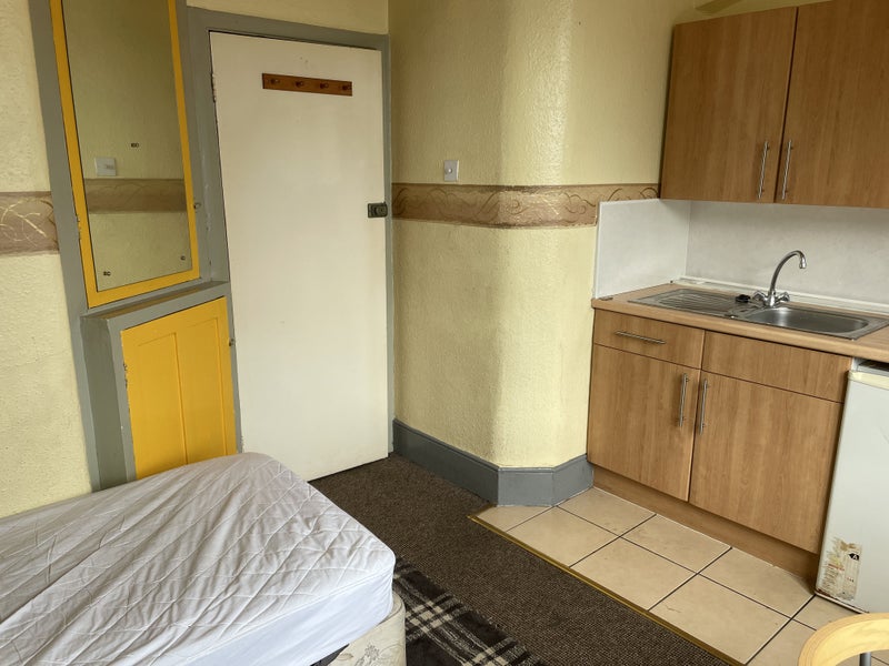 'Luxury Bedsit Palmers Green' Room to Rent from SpareRoom