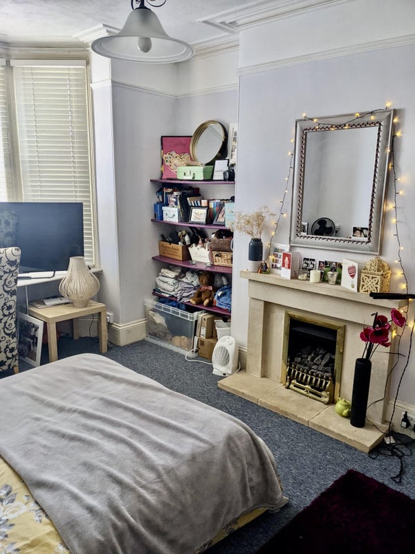 'Lovely room available in Central Exeter house' Room to Rent from SpareRoom