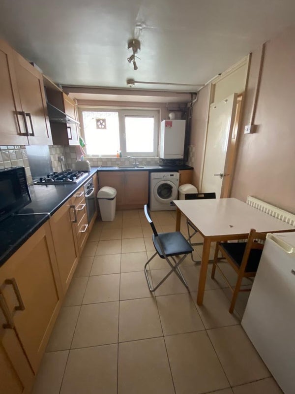 '3 Bed to Rent*Mile End/Central Line*' Room to Rent from