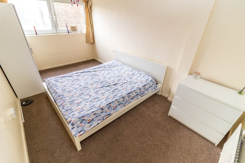 '3 Bed to Rent*Mile End/Central Line*' Room to Rent from