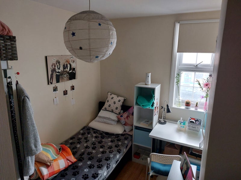 '34 bed flat close moments from West Acton tube' Room to Rent from