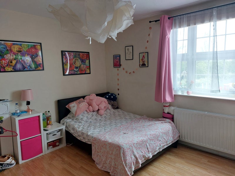 '34 bed flat close moments from West Acton tube' Room to Rent from