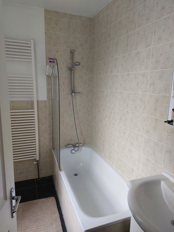 '34 bed flat close moments from West Acton tube' Room to Rent from