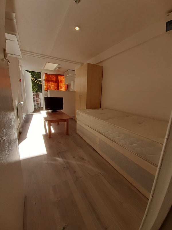 'Stoke Newington**Self Contained Single Studio Flat' Room to Rent from
