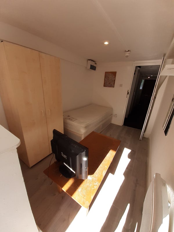 'Stoke Newington**Self Contained Single Studio Flat' Room to Rent from