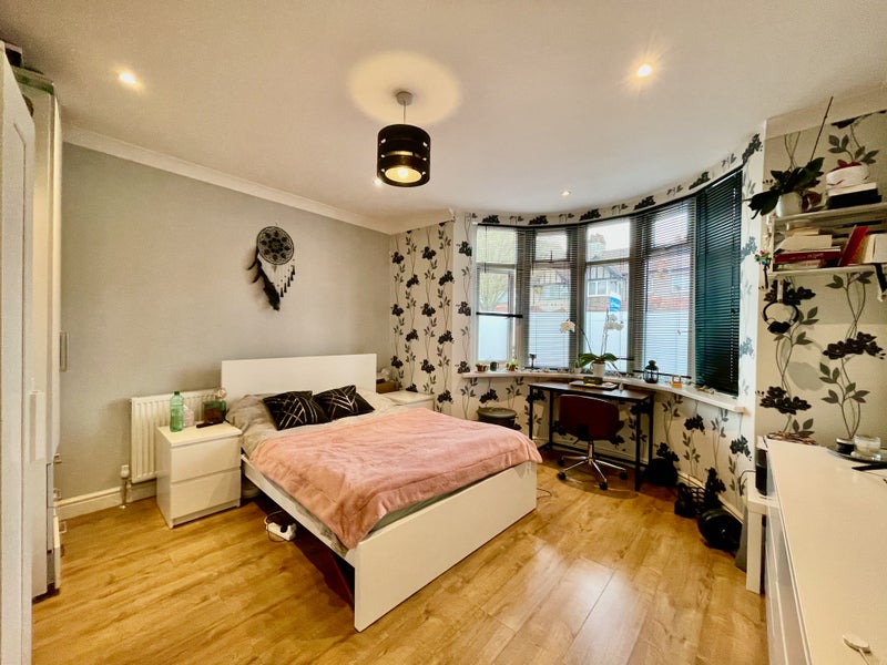 'New 2 Bed Flat Ealing Common' Room to Rent from SpareRoom