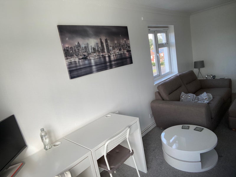 'Double Bedroom to rent in Crawley' Room to Rent from SpareRoom