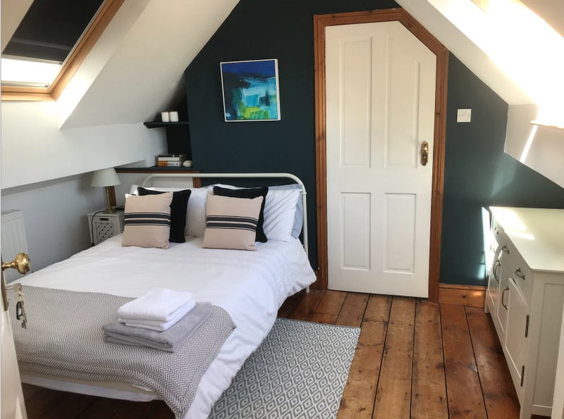 'Lovely double room with en suite in Newton Mumbles' Room to Rent from SpareRoom