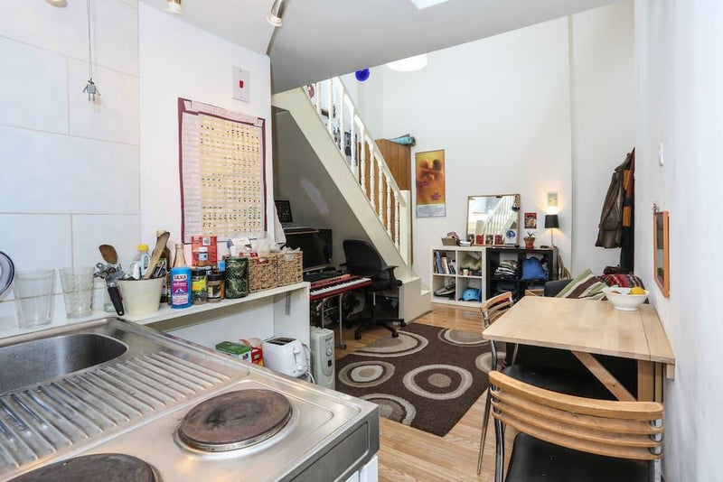 'Splitlevel studio flat to let in London N16.' Room to Rent from SpareRoom
